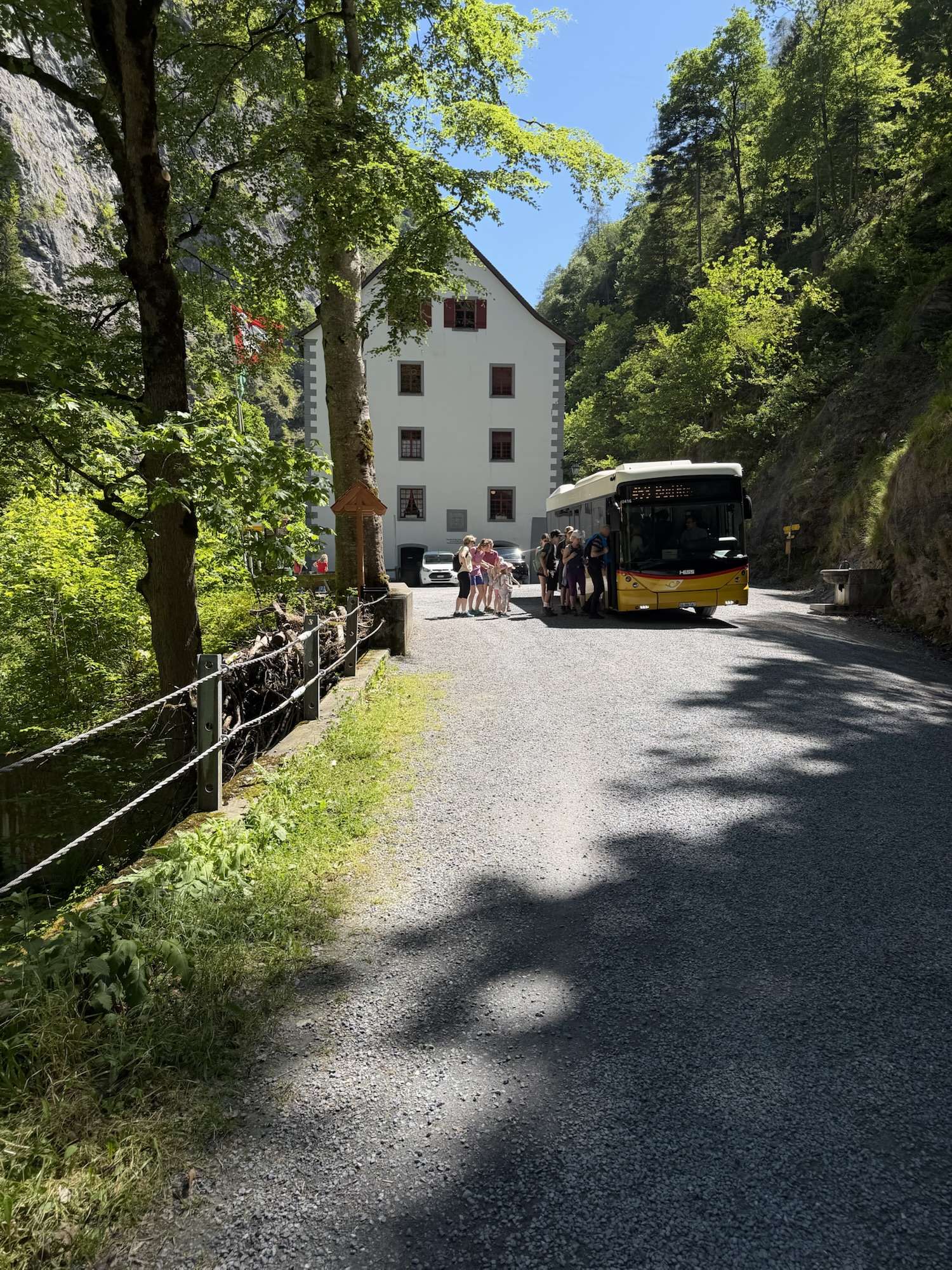 Wanderung durch die Taminaschlucht – Auf den Spuren des warmen Wassers